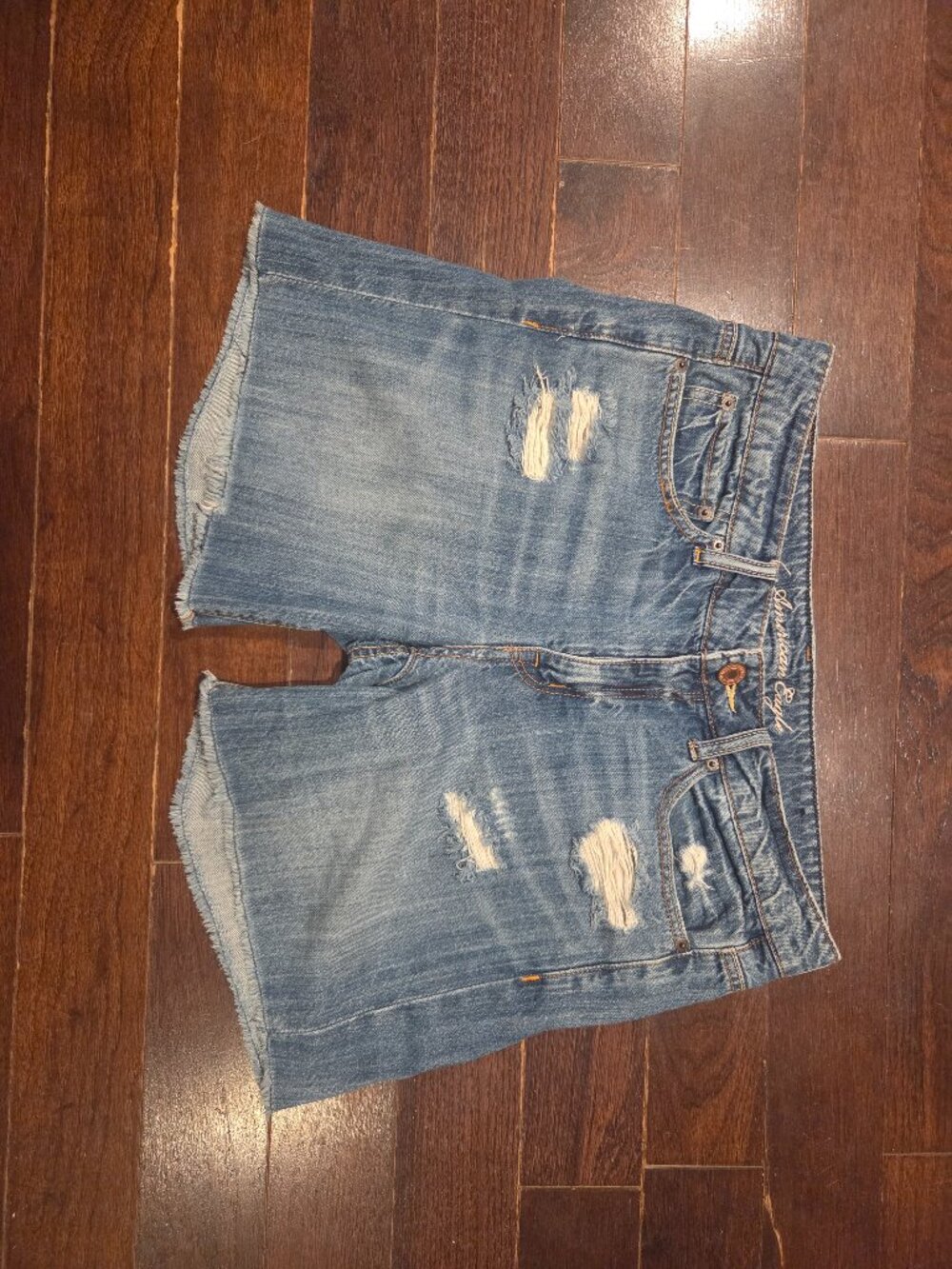 American Eagle Classic Wash Denim Shorts, Size 8 – Frayed Hem